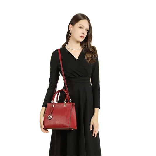 A Modle Show Off Cowhide Leather Handbag Women Shoulder bag Elegance Crossbody